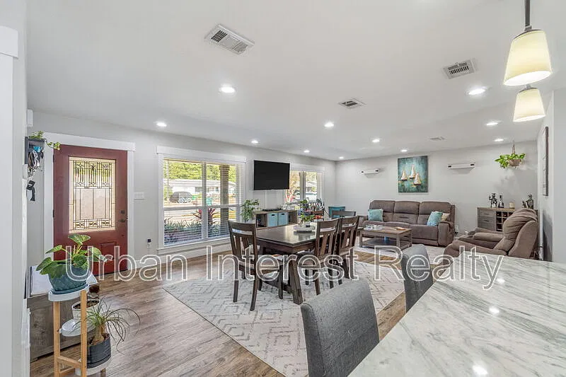 4 bed, 2.0 bath, 2005 sqft, $2,650 — Photo 4