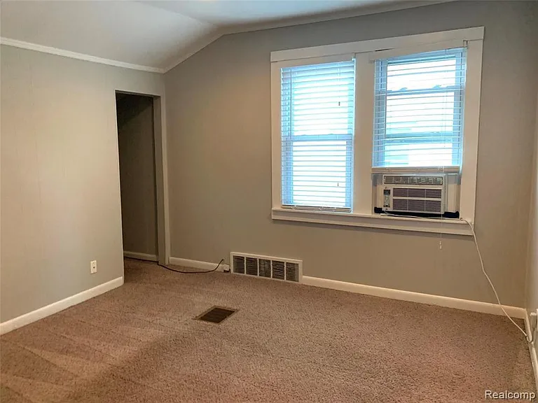 465 E Oakridge St — Photo 5