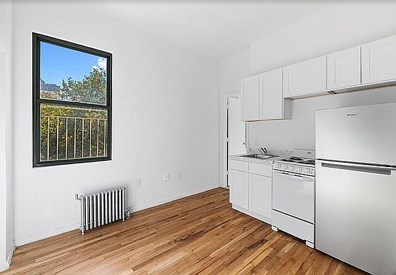 3rd image of 240 W 64th St
