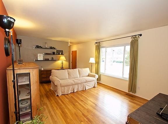 3rd image of 3250 Fernwood Ave