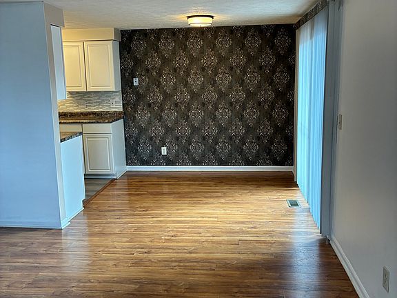 3rd image of 7419 Saxony Dr