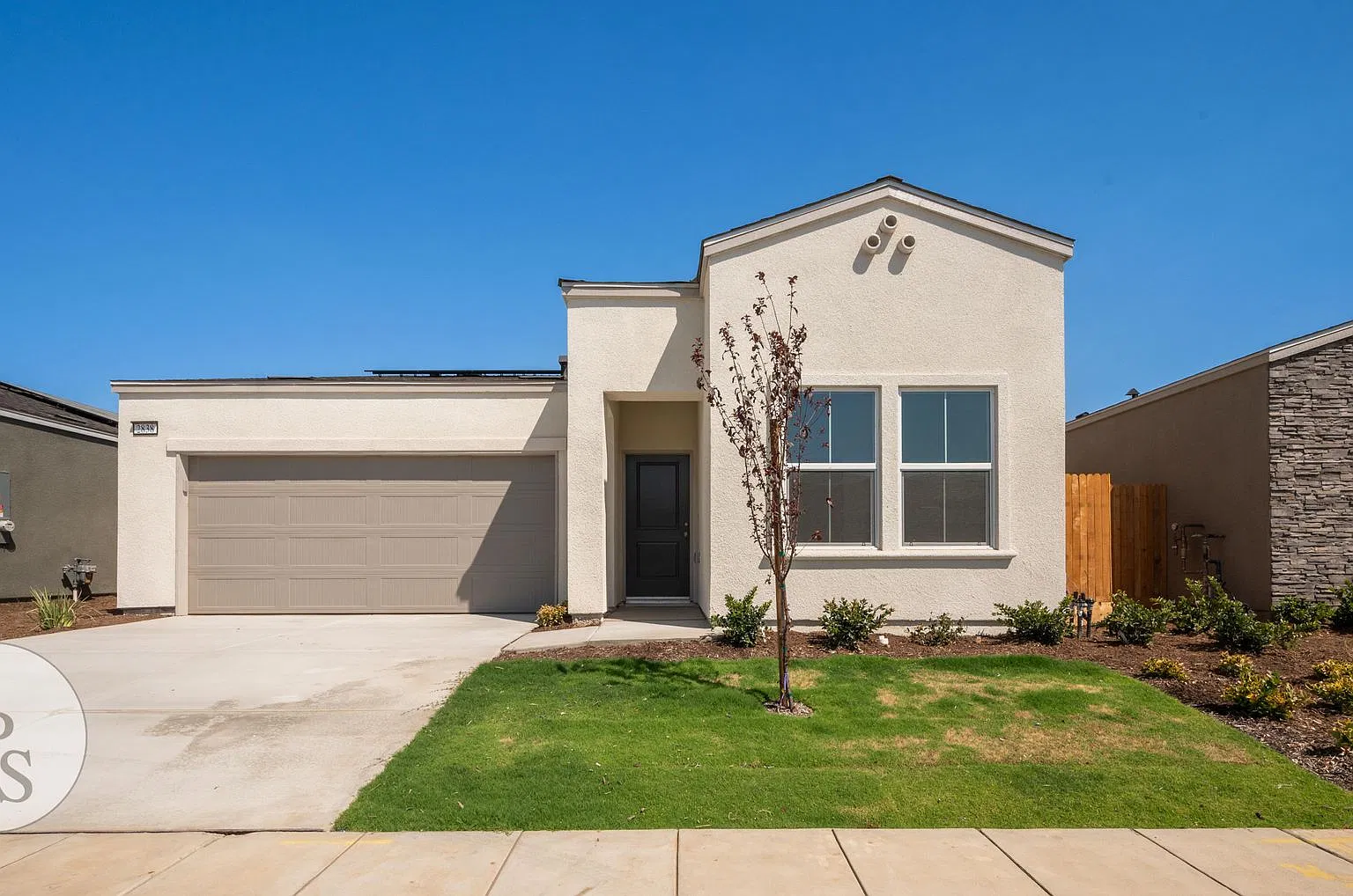 Southeast Fresno Home 4 Bedrooms + Owned Solar & Battery Backup in CUSD — Photo 1