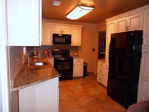 Granite countertops and ceramic backspash wonderfully done.