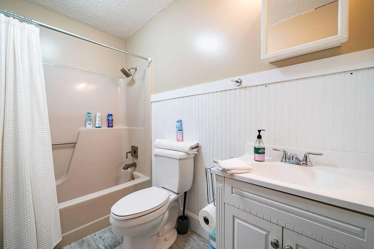 3 bed, 1.5 bath, 1025 sqft, $1,900 — Photo 3