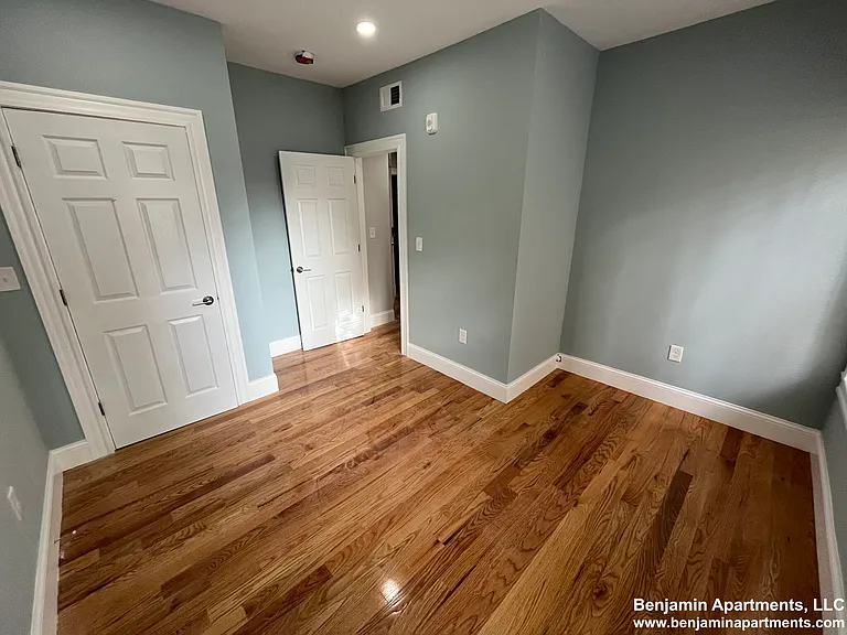 372 Oxford St #12 — Photo 4