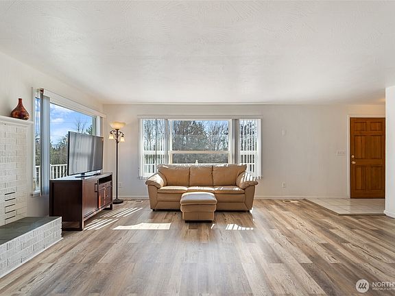 3rd image of 231 SE Valley Dr