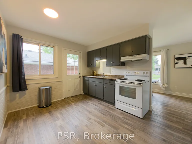 88 Upper Canada Dr — Photo 9