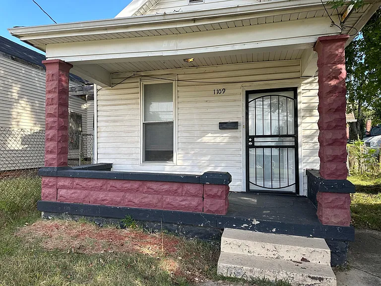 1109 W Hill St — Photo 2