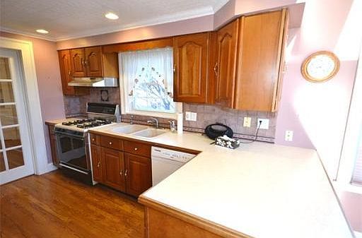 5th image of 173 Essex St