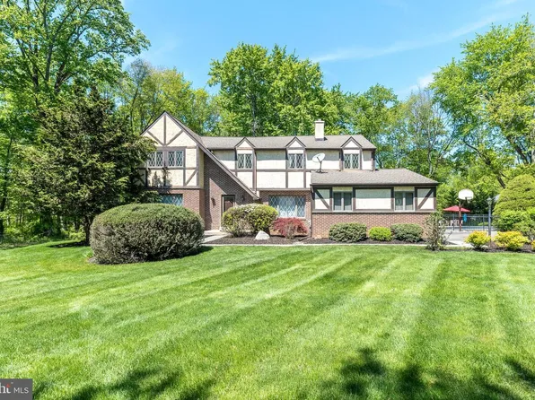 1 Joanna Dr, Malvern, PA 19355