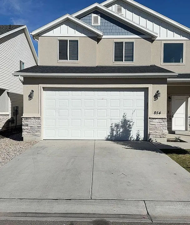 854 W Wellington Ave