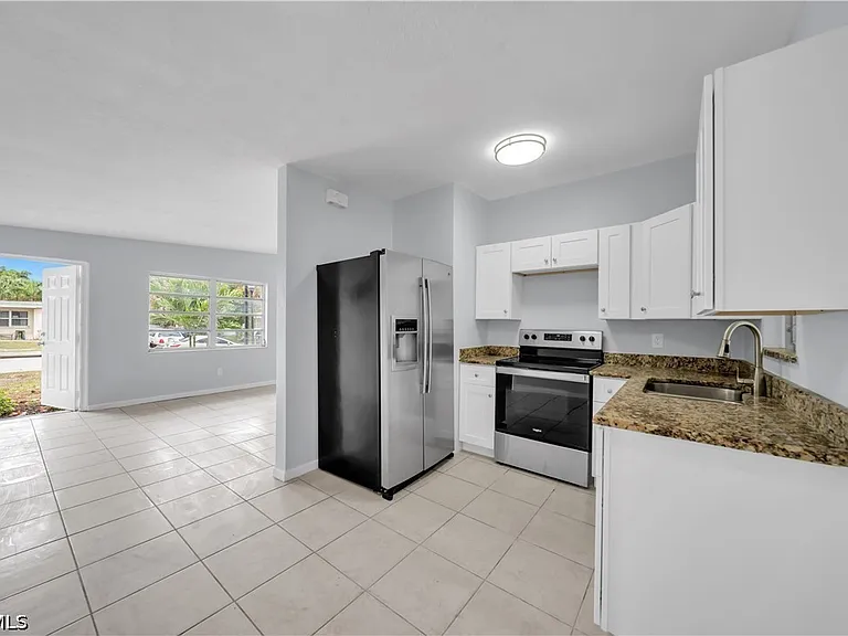 1527 Gardenia Ave — Photo 9