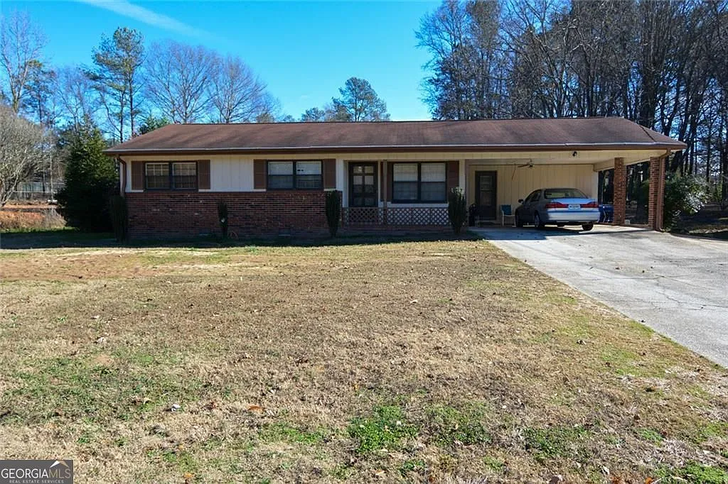692 Davis Rd photo 1