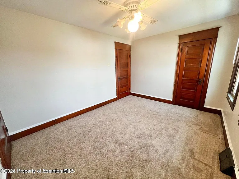 637 E Elm St — Photo 6