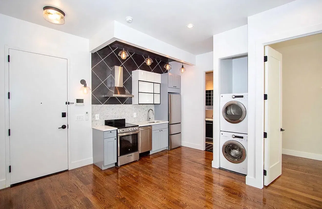91 Graham Ave — Photo 1