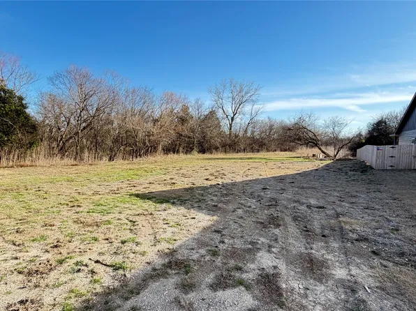 Maple St, Farmersville, TX 75442