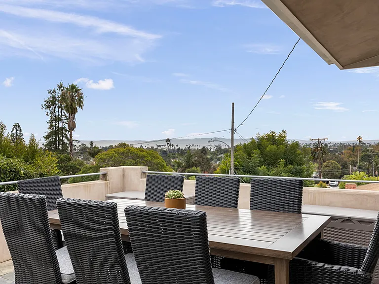 Seating for 8. Perfect for alfresco dining.