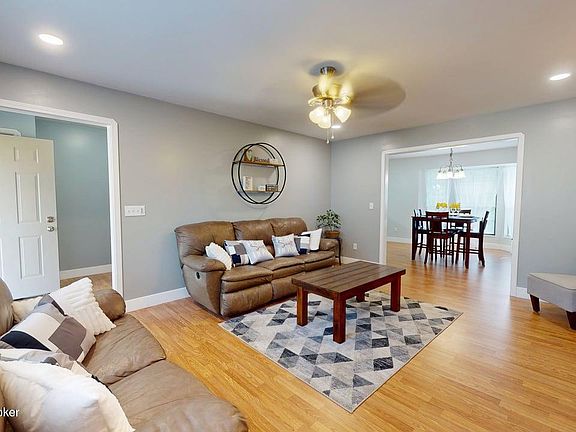 5th image of 409 College View Dr
