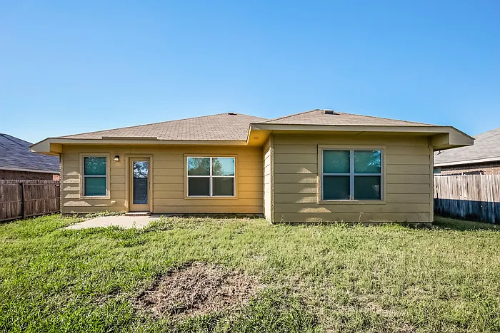 930 Haley Dr — Photo 1