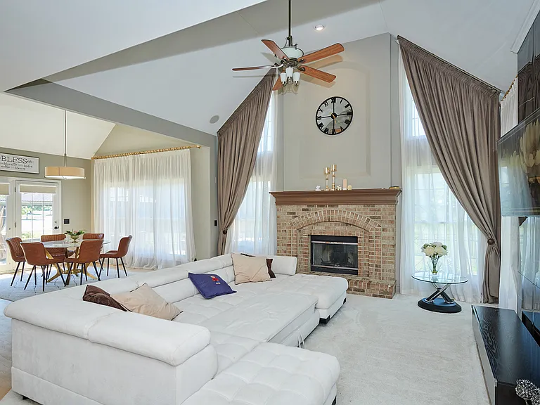 26300 W Chatham Dr — Photo 3