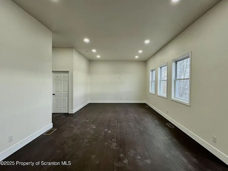105 Parkdale Dr — Photo 4
