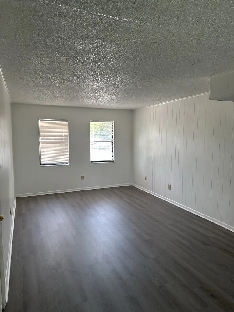 2 bed, 1.0 bath, $1,095 — Photo 2