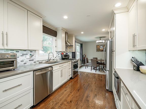2nd image of 239 Lynbrook Dr