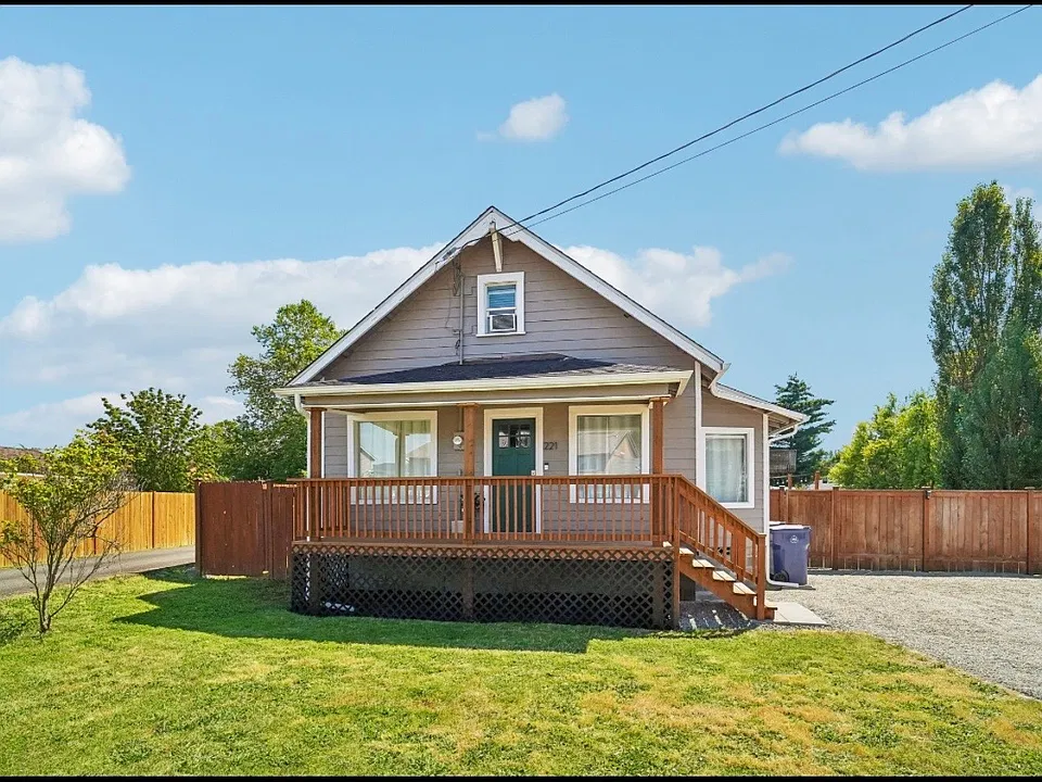 221 3rd Ave NW