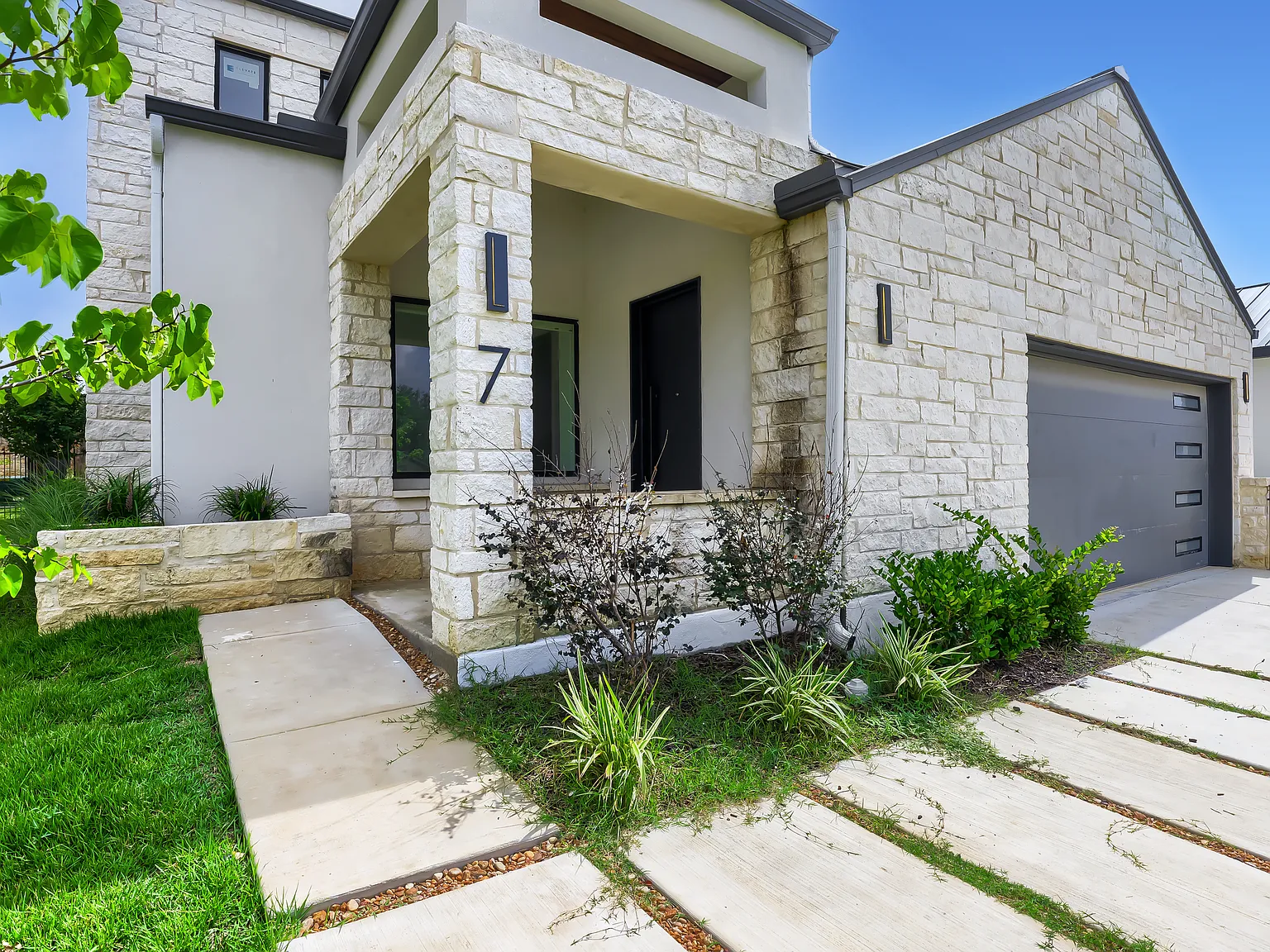 4 bed, 3485 sqft, $5,990 — Photo 3