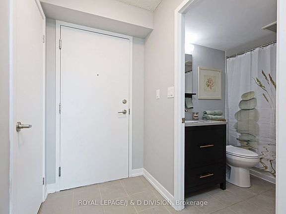3rd image of 816 Lansdowne Ave #511