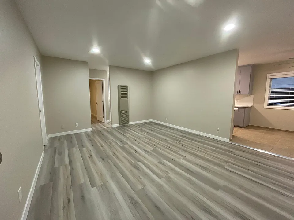 625 E Queen St #2