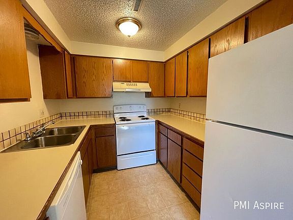 5th image of 1924 Meadow Dr APT 6