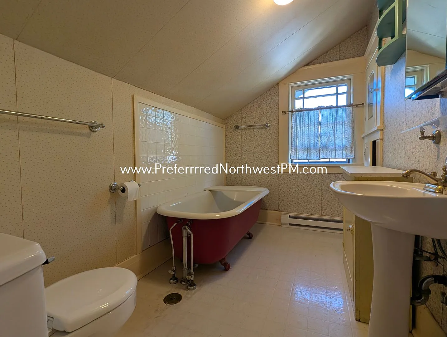 Vintage Upstairs 1 Bedroom Apartment in the Whiteaker! — Photo 4
