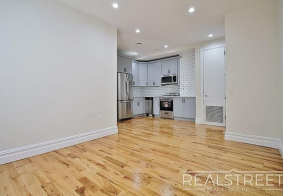 4th image of 1576 Lincoln Pl
