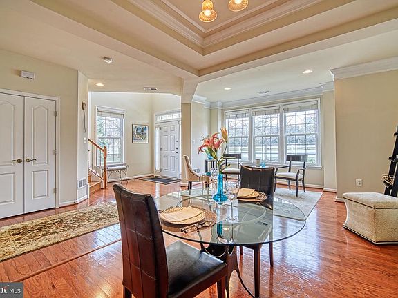 Dining room with tray ceiling and recessed light