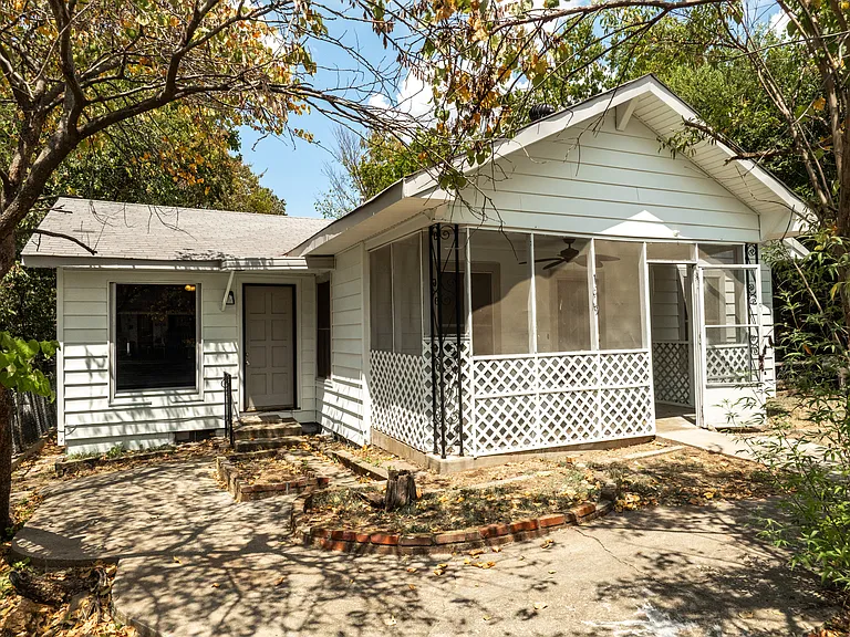 1609 S R St — Photo 1