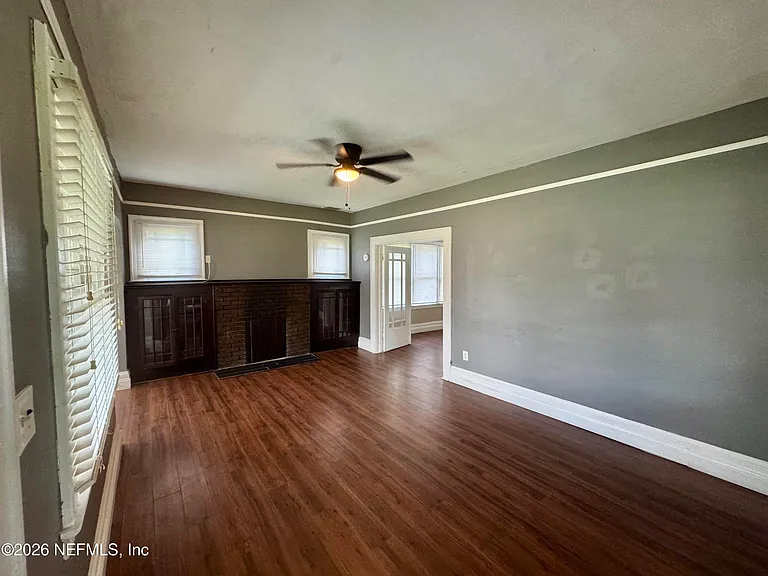 805 Saint Clair St — Photo 3