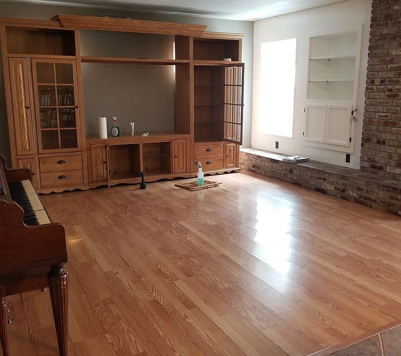 2nd image of 1049 Waverly Ct