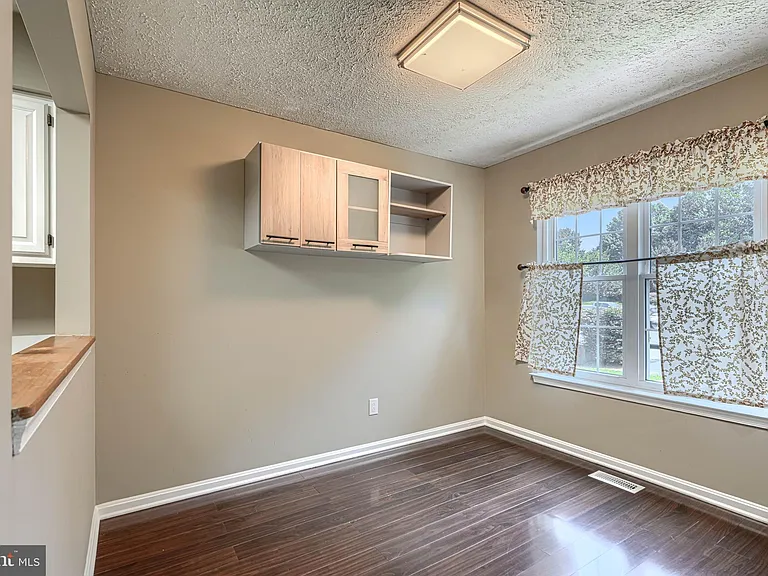2332 Darby Ct — Photo 3