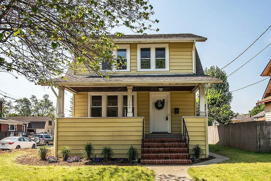 100 Bradley Ave photo 1