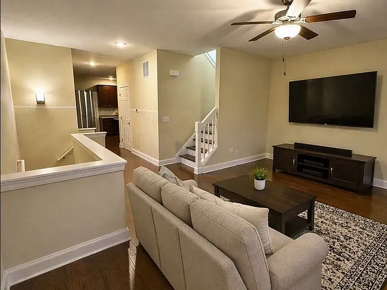 2238 Deyerle Ave — Photo 10