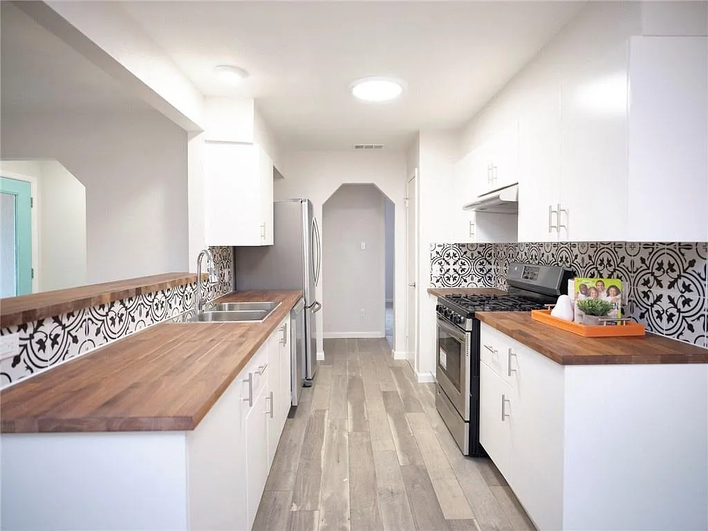 5411 Burgundy Dr — Photo 2