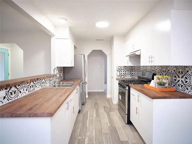 5411 Burgundy Dr — Photo 2