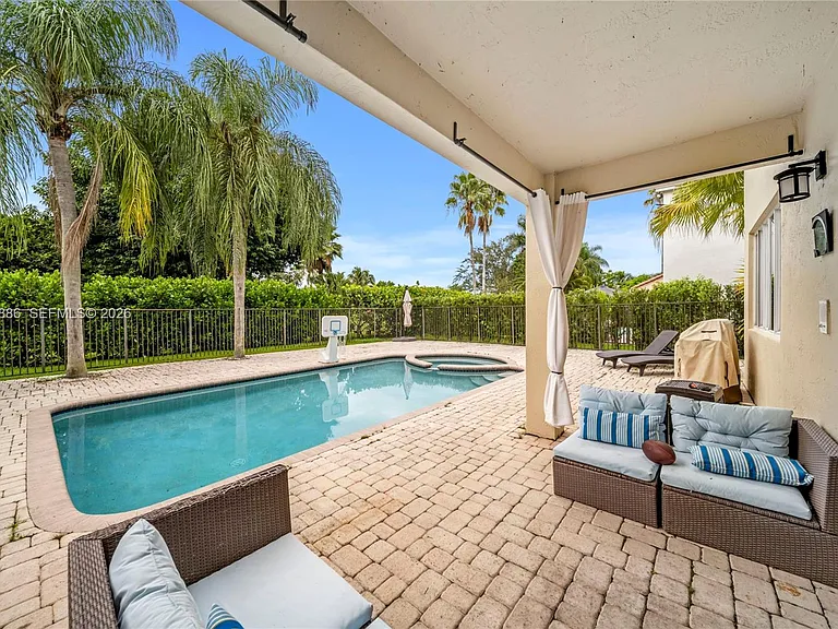 1115 Camellia Cir — Photo 9
