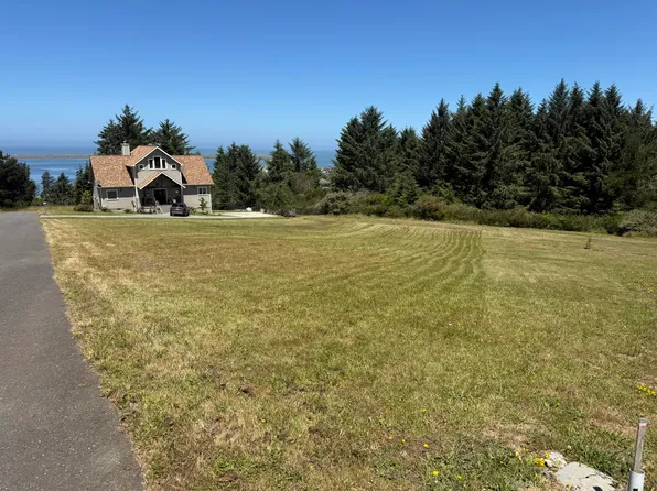 17 Ocean Spruce Ln, Eureka, CA 95503