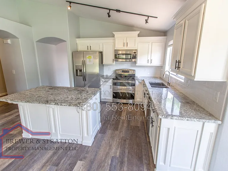 689 W Constitution Dr — Photo 13