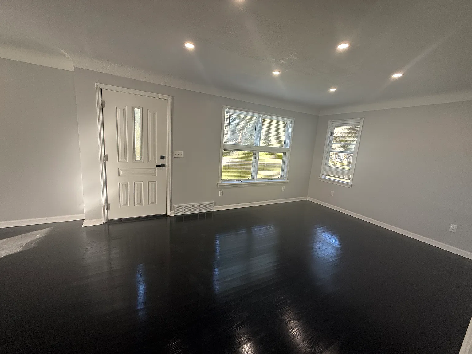 4 bed, 1985 sqft, $2,100 — Photo 2