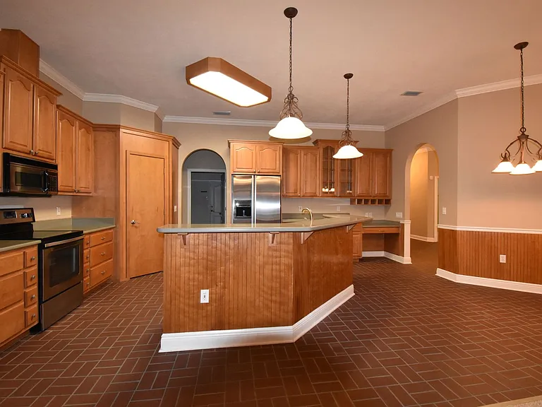 2414 SW 98th Dr — Photo 2