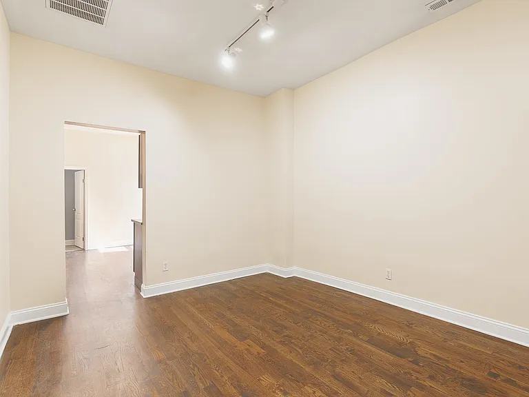1955 W Chicago Ave #2R — Photo 8