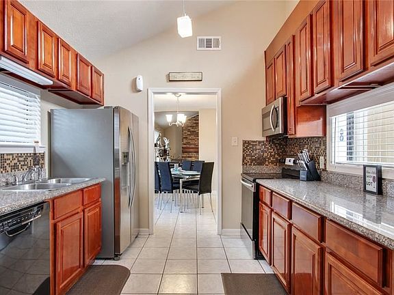 5th image of 2608 Cambridge Dr